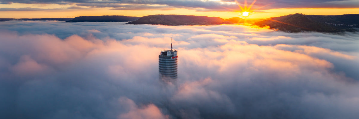 Jentower im Nebel zum Sonnenaufgang
